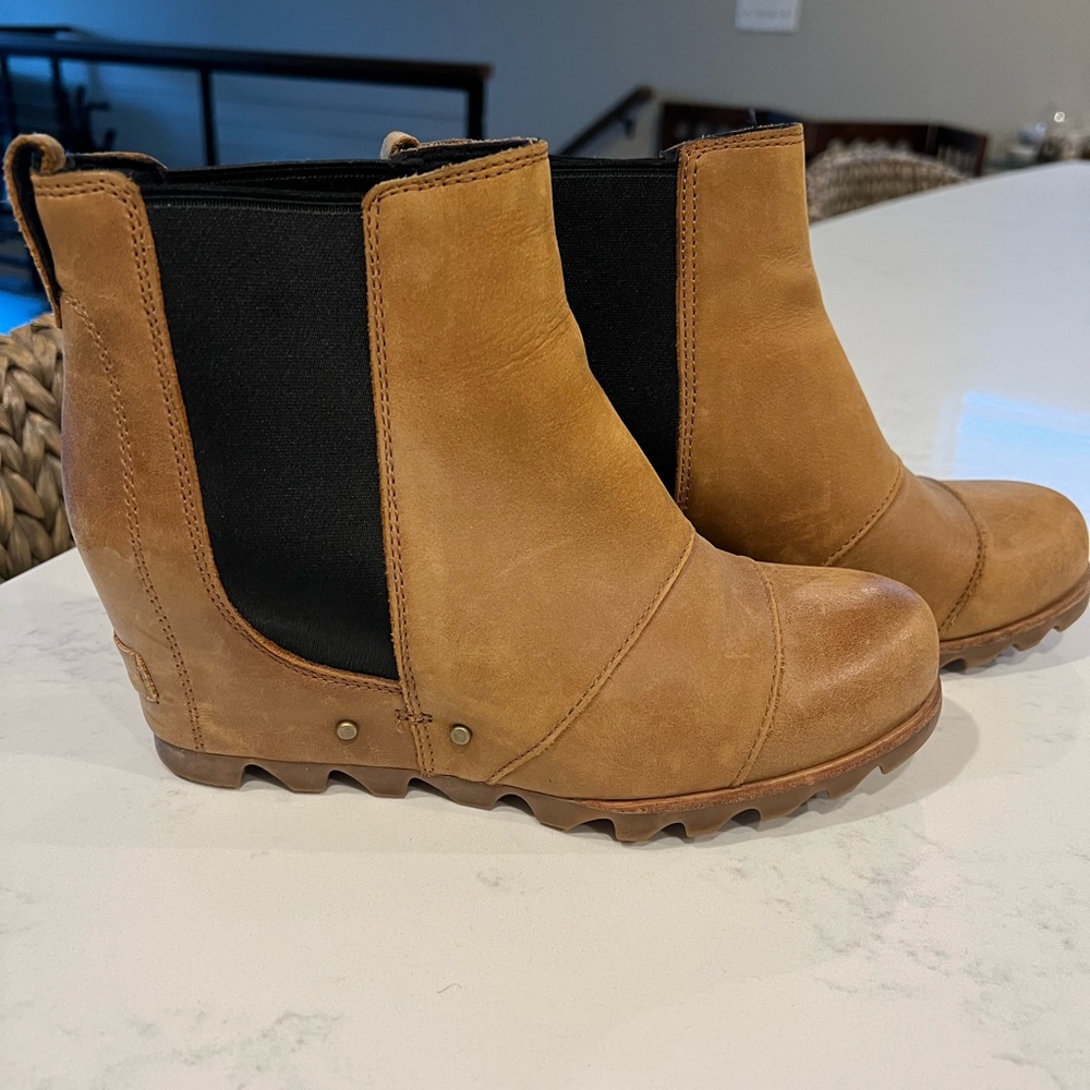 Sorel Lea Wedge Boots - gently used